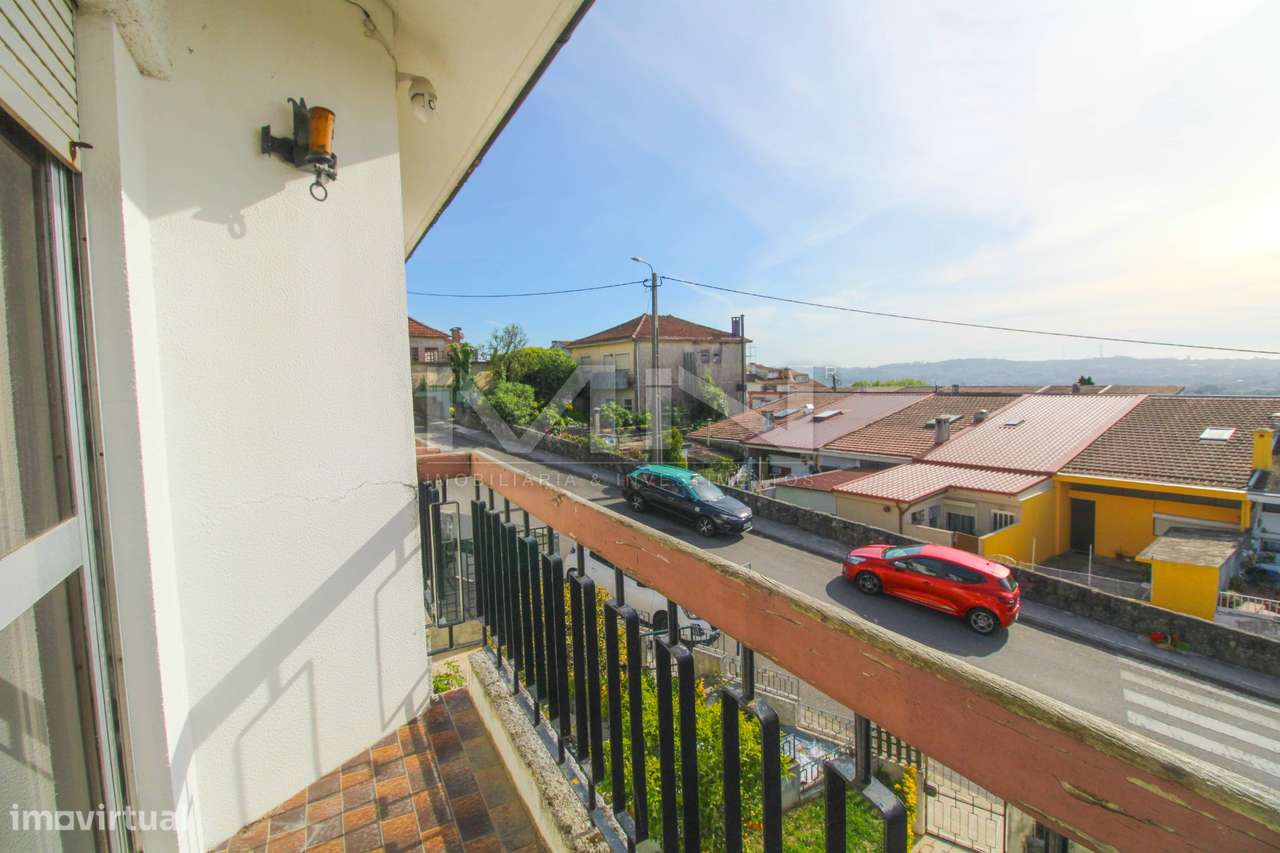 Moradia de 3 Frentes com Vista Panorâmica no Coração de Gondomar-21