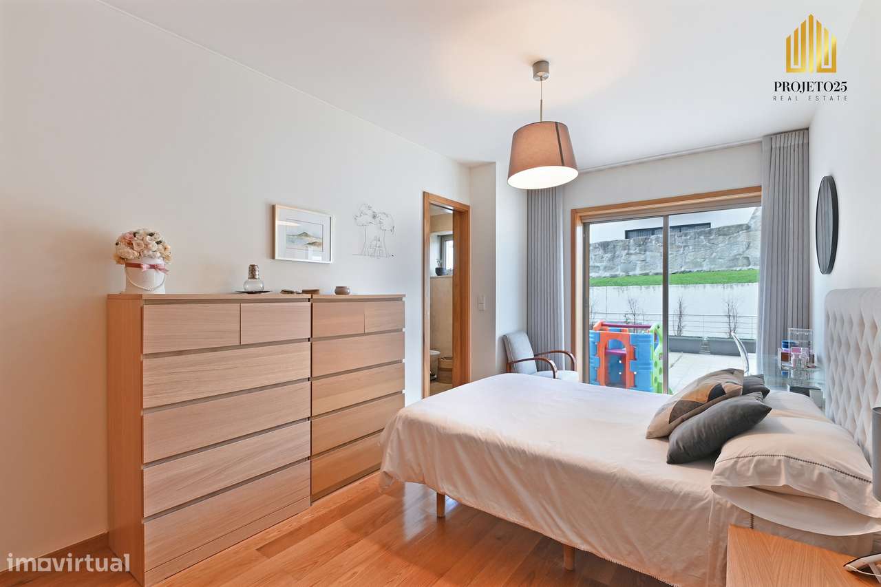 T2 Com Terraço Privativo em Condº Fechado com Piscina Coberta e Jardim-23