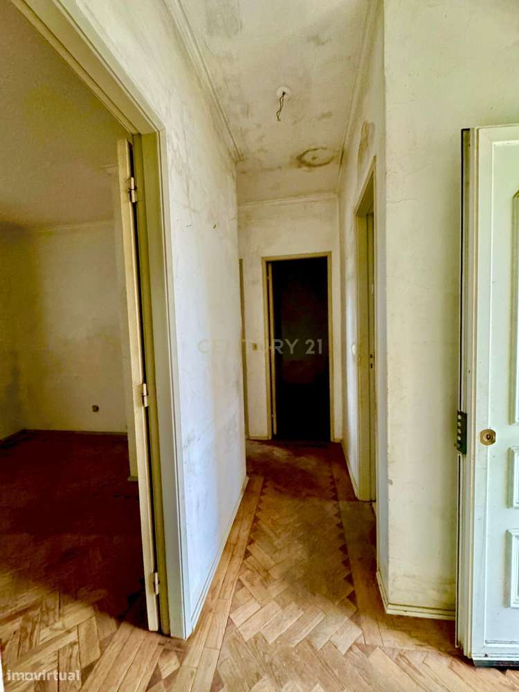 Camarate - Prédio de 2 andares de utilização independente-15