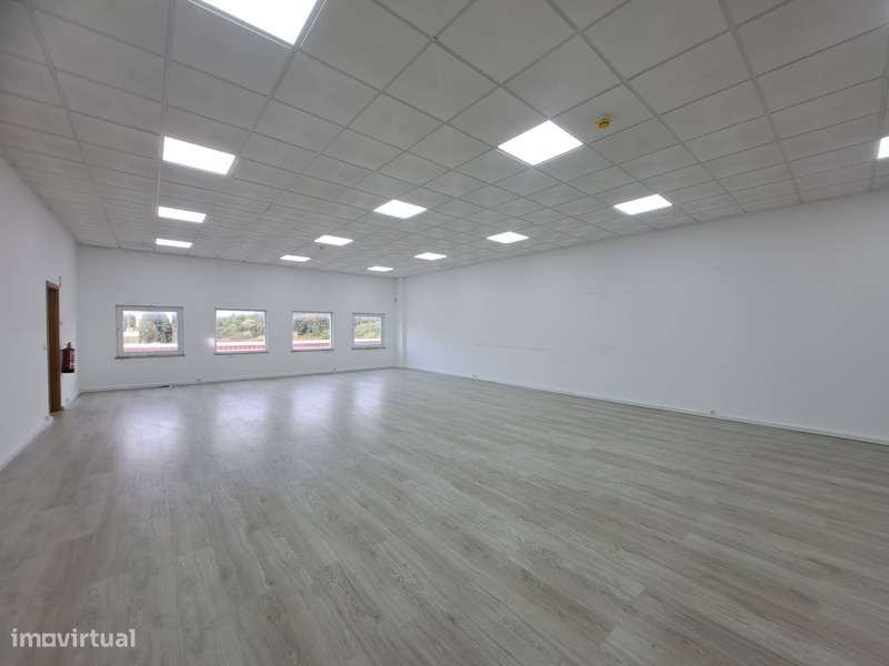 Escritório na entrada norte na Cidade de Torres Vedras - Grande imagem: 4/18
