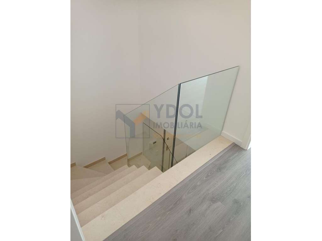 Apartamento T5 Duplex | Garagem Incluída | Montijo-8
