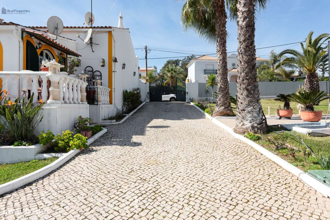 Encanto Algarvio – Moradia Térrea Isolada com Piscina e Jardim-38
