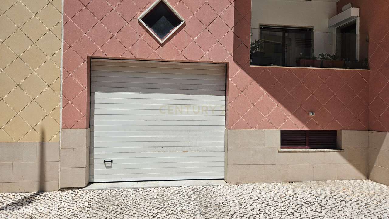 Garagem Box  com 30 m²  próxima do Centro Cultural de  Alcochete-0