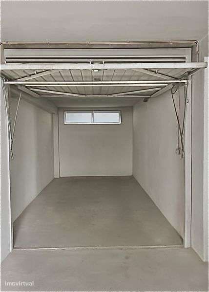 Garagem fechada com luz e janela- Figueira da Foz - Grande imagem: 5/5