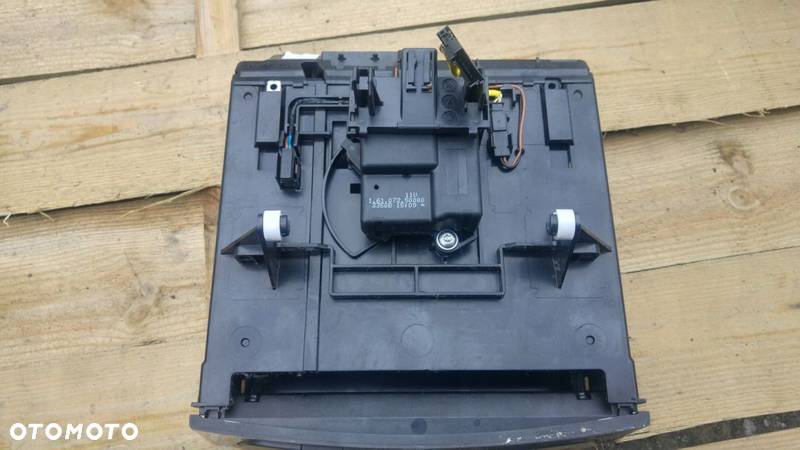 MERCEDES W211 SCHOWEK POD RADIO PANEL AWARYJNYCH - 4