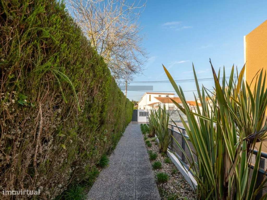 Fantástica Moradia T4 com Jardim Privativo e Piscina/Ginásio no Con... - Grande imagem: 4/6