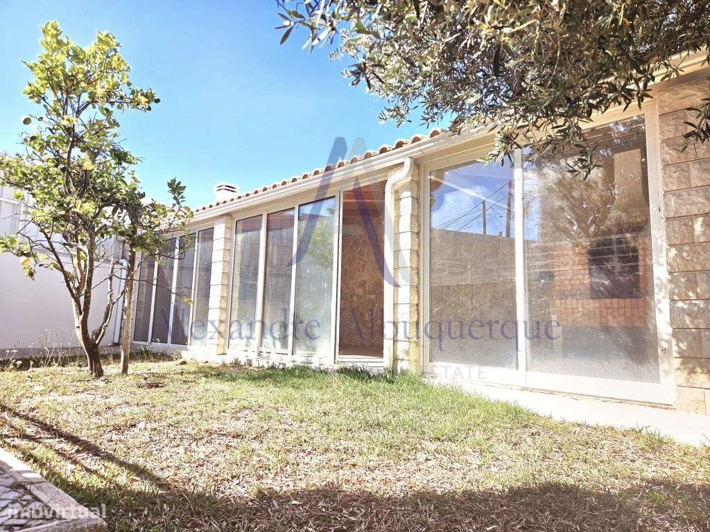 Moradia Isolada com Piscina T3+2-48