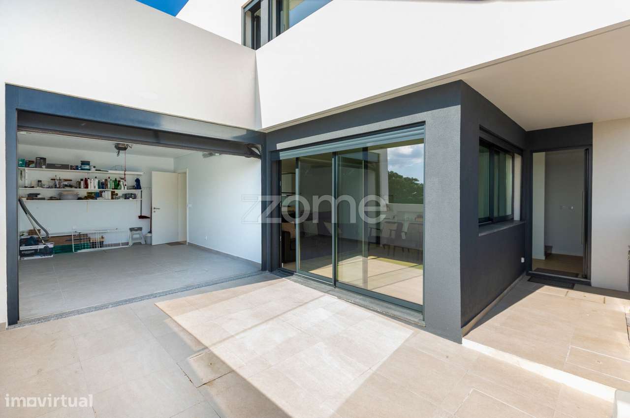 Moradia T3 Nova com Terraços Panorâmicos e Vista Mar na Atalhada-5