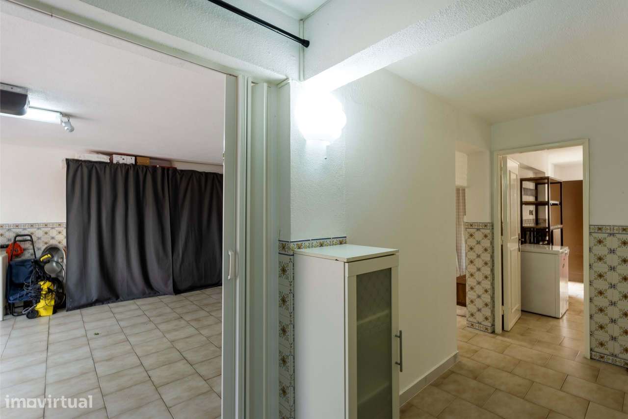 Moradia remodelada com jardim, garagem e vista desafogada, Algueirão,-13