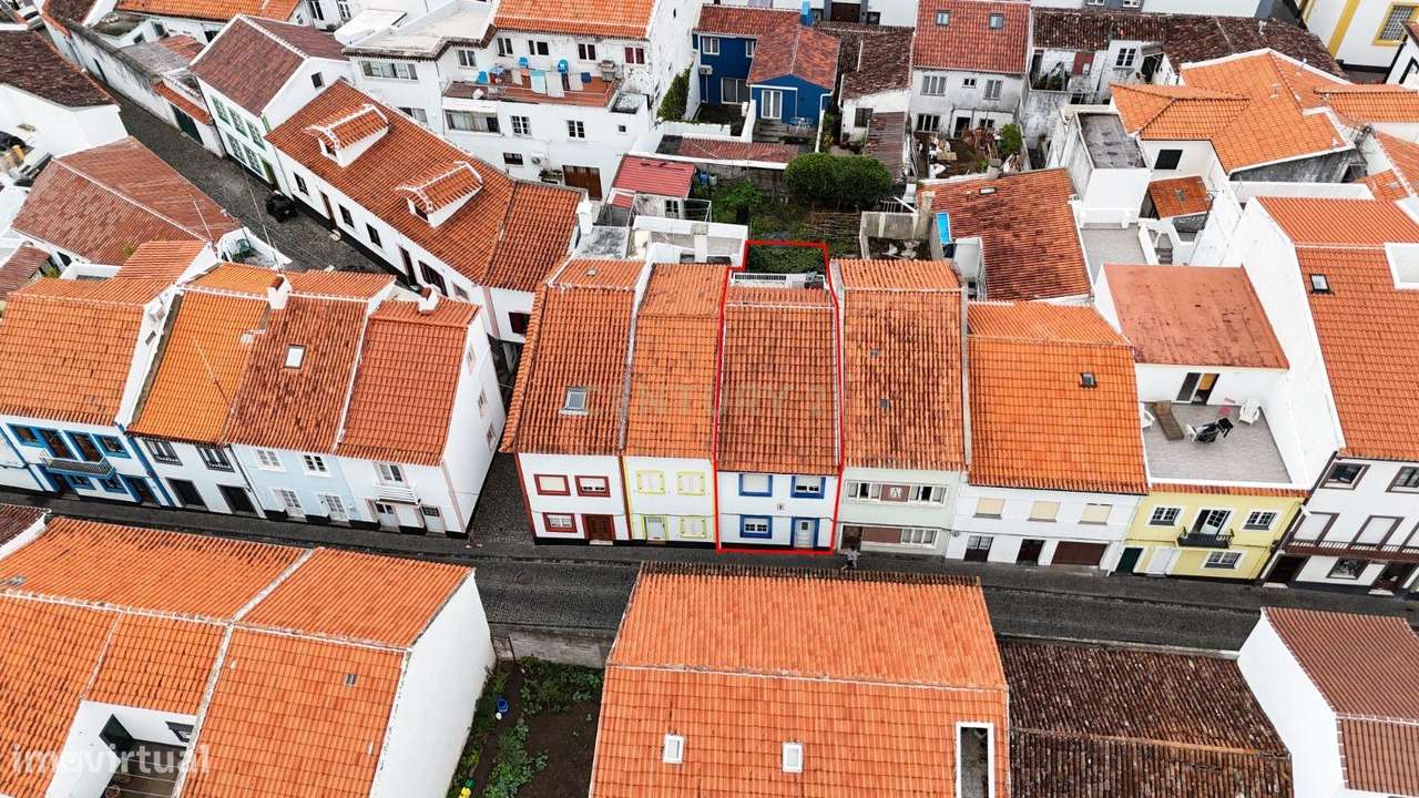 Moradia T3 com aproveitamento de sotão no Centro de Angra do Heroísmo - Grande imagem: 4/14