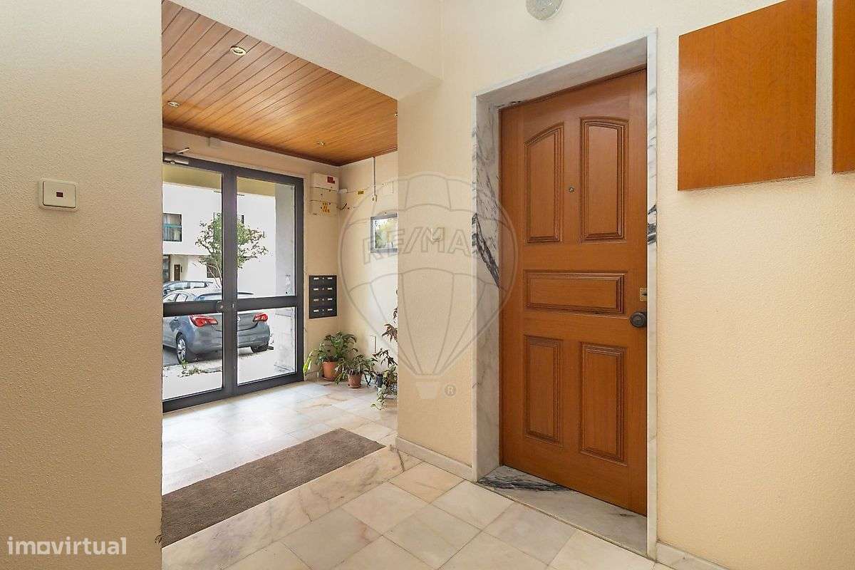 Apartamento T2 com Arrecadação em Paio Pires-33