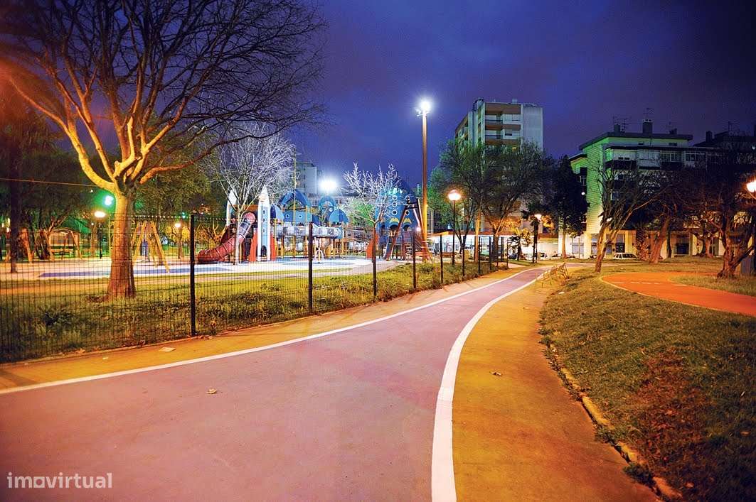 Loja 45 m² com montra | Junto ao metro | Estacionamento fácil - Grande imagem: 2/12