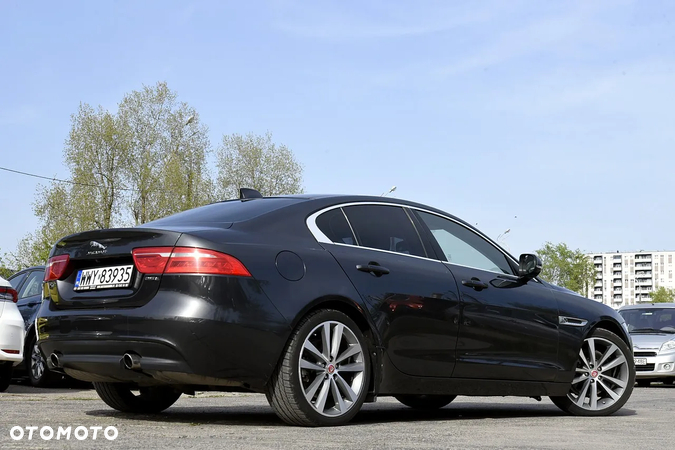 Jaguar XE 25t Prestige - 6