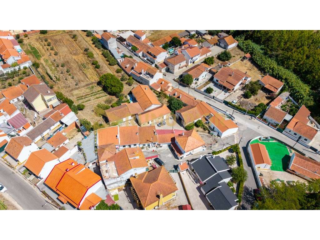 Quinta com 3 moradias e 3 garagens em Abrigada-32