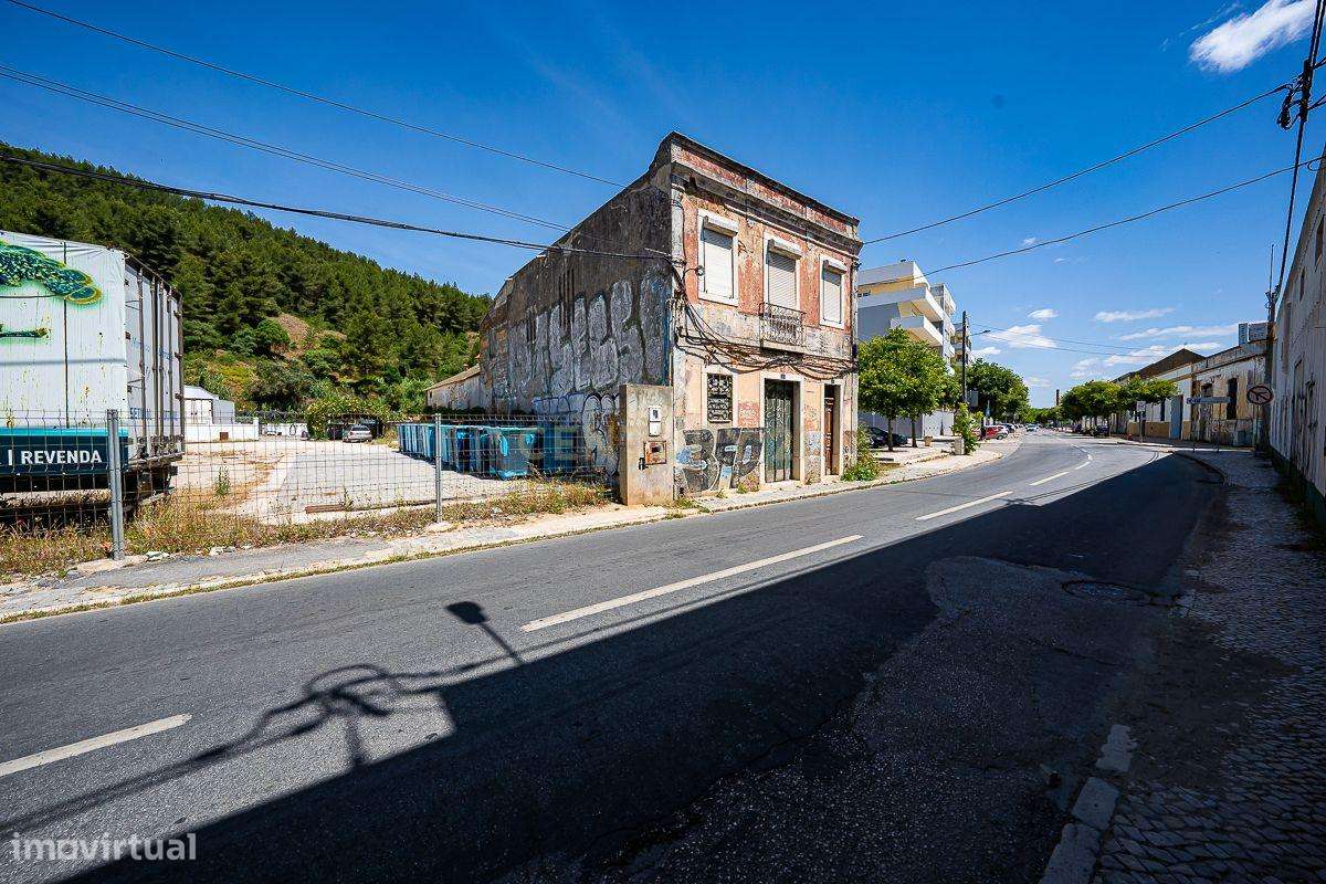 Prédio para Remodelação – Grande Potencial de Valorização junto ao Rio - Grande imagem: 3/21