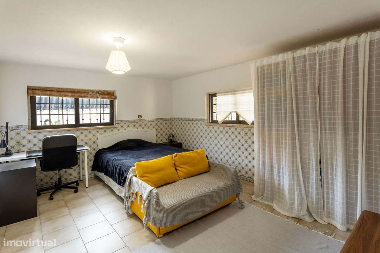 Moradia remodelada com jardim, garagem e vista desafogada, Algueirão,-11