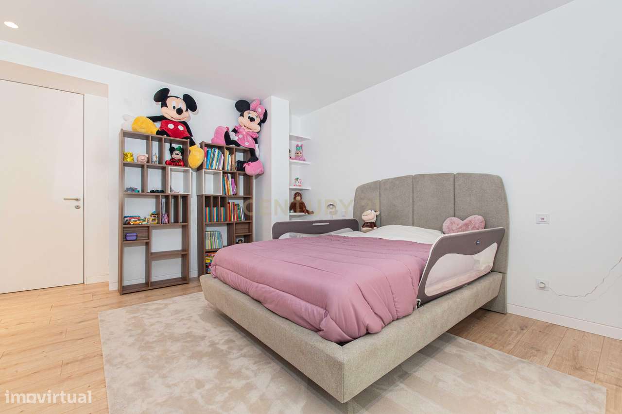 T4 Exclusivo com Terraço e Box para 2 Carros no Jardim da Amoreira-11