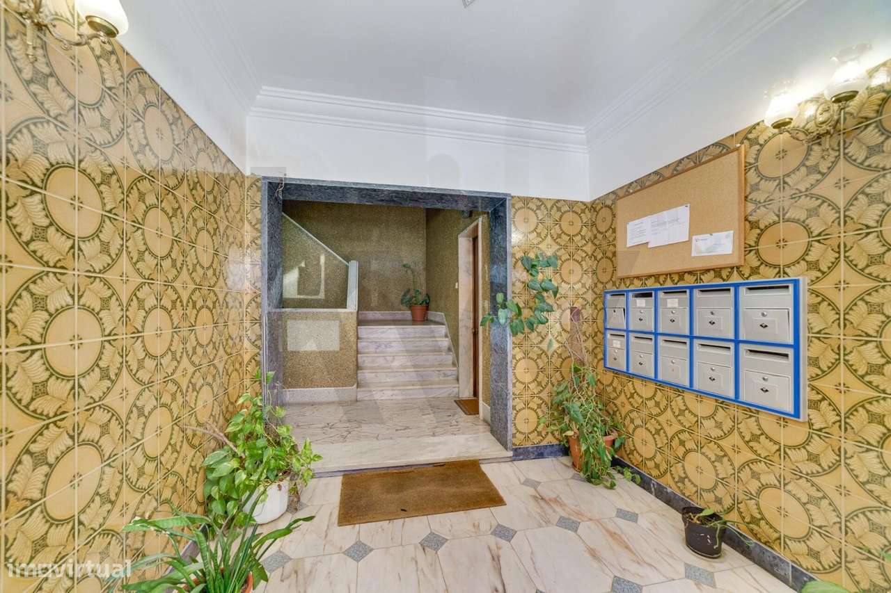 Apartamento T2 em Monte Abraão: Espaço, Luz e Conforto-14