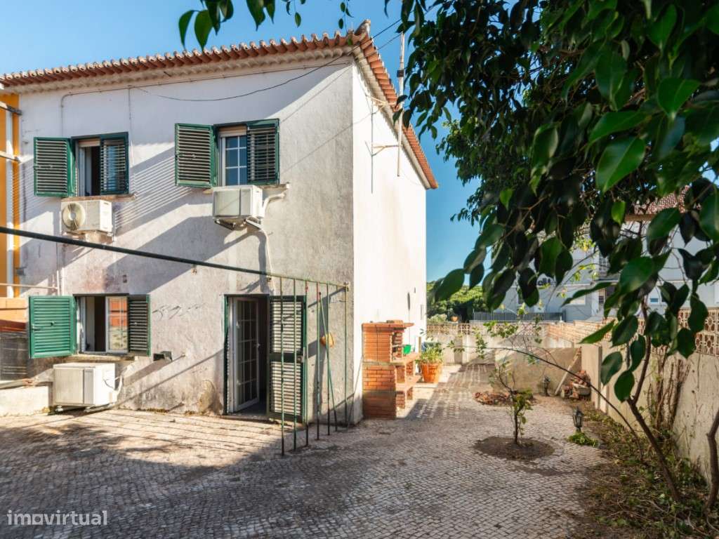 Moradia geminada de esquina em Caselas, com jardim e projecto aprovado-10