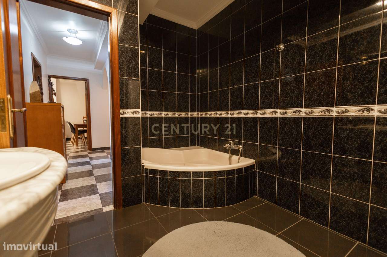 Apartamento T3 com 2 Suites e Terrço-Minde-13