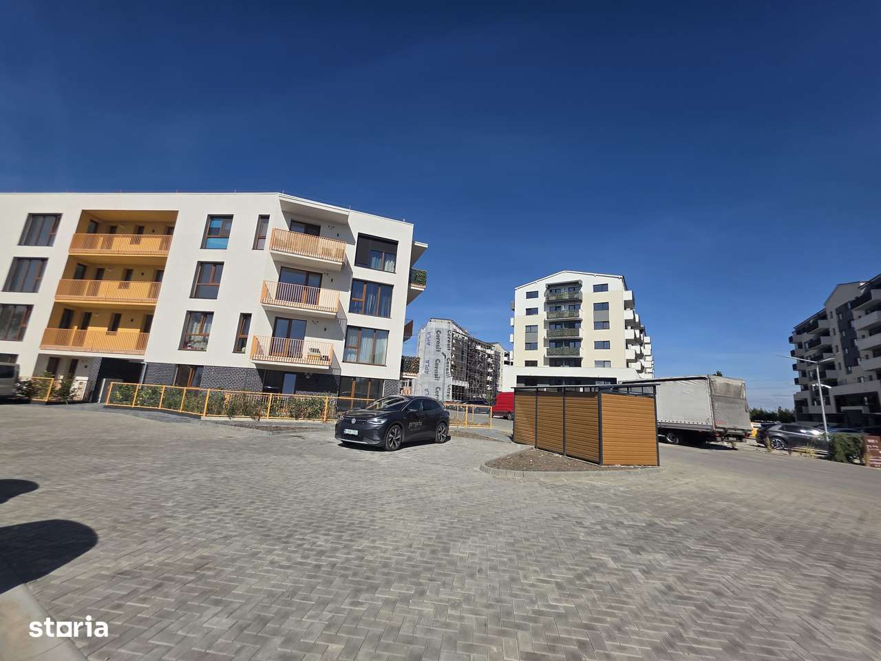 Vand apartament 2 camere cu gradina generoasa 190 mp zona Tractorul-14