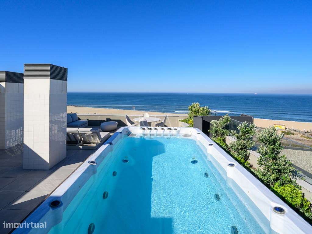 Penthouse T3 com piscina no terraço - Primeira linha de Mar-1