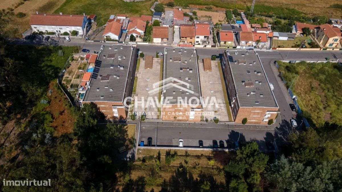 Apartamento T2, em Pedroso, com duas varandas, garagem e arrumos-44