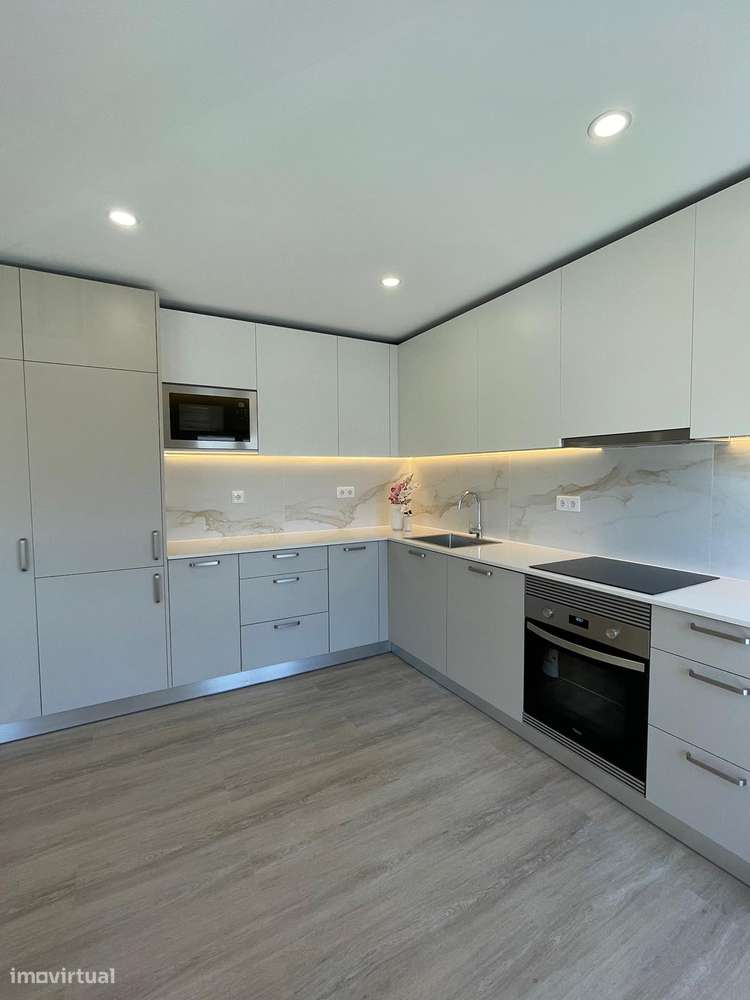 T2 totalmente remodelado, garagem,arrecadação e excelente luminosidade - Grande imagem: 2/30