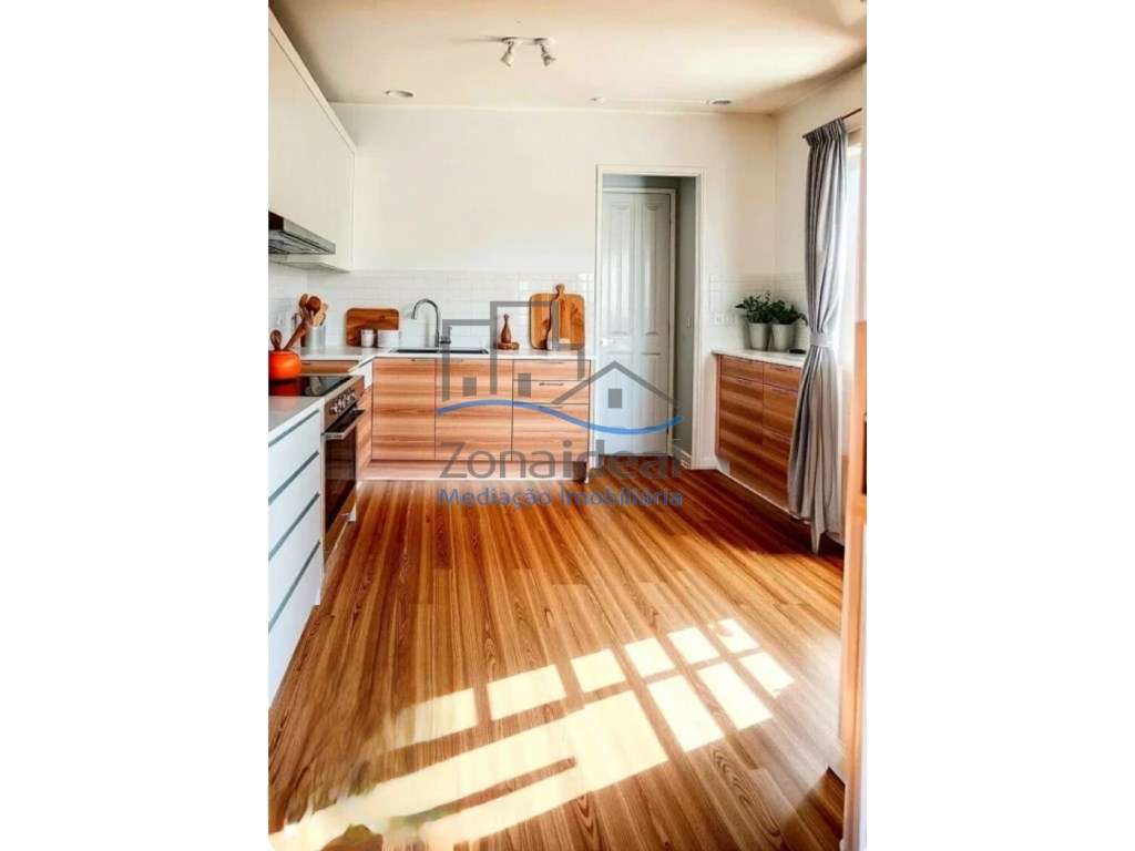 Moradia com quintal e terreno, localizada em Estribeiro, Abrigada, ...-25