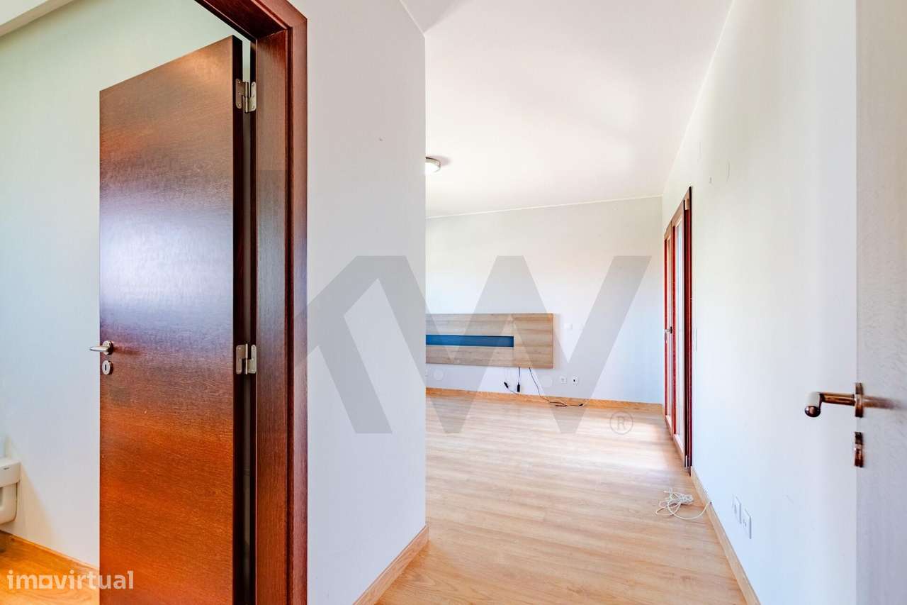 Moradia de sonho T4 com jardim, piscina e privacidade no coração de Ca-23