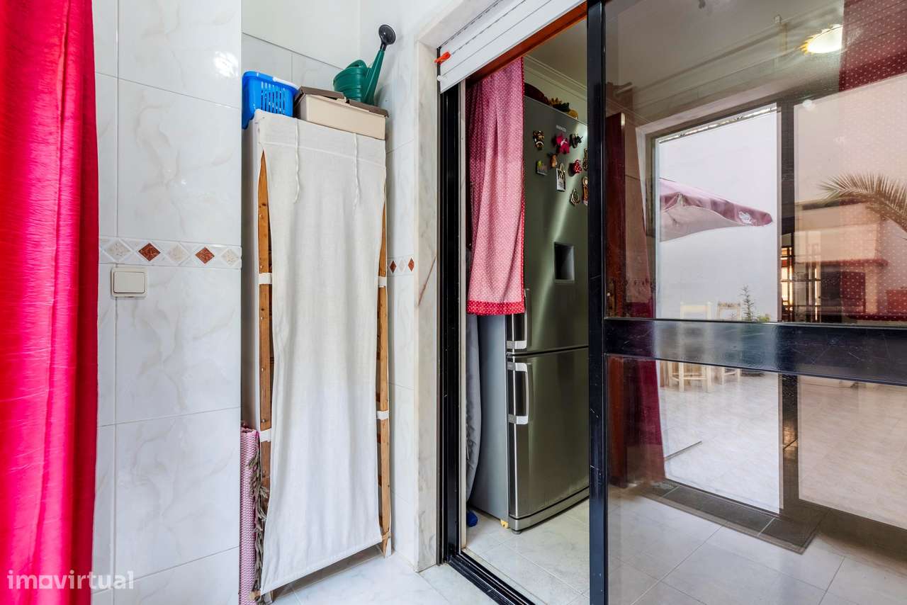 Apartamento T2 c/ 2 Lugares de Estacionamento e Terraço c/ 30m2 em Mem-10