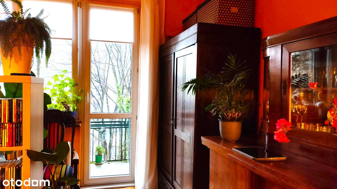 Plac Komuny Paryskiej, kamienica modernistyczna, 2 balkony-4