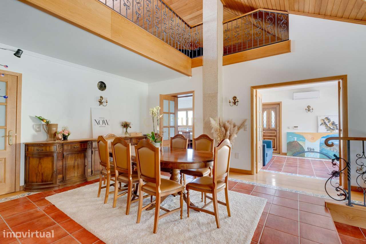 Encantadora Moradia de 4 Frentes-18