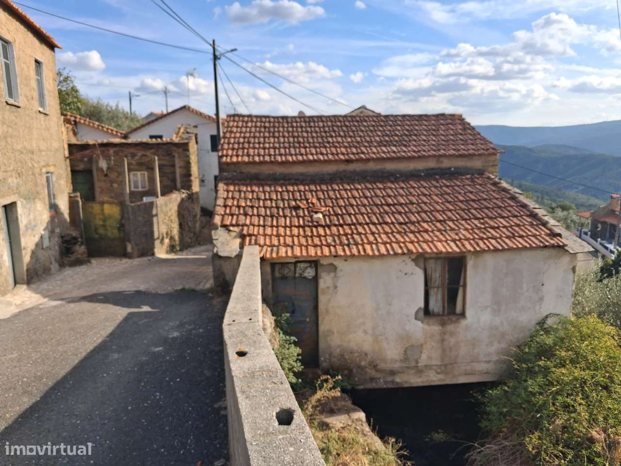 Casa de Aldeia, tipologia T2 + Sótão para recuperação total-0