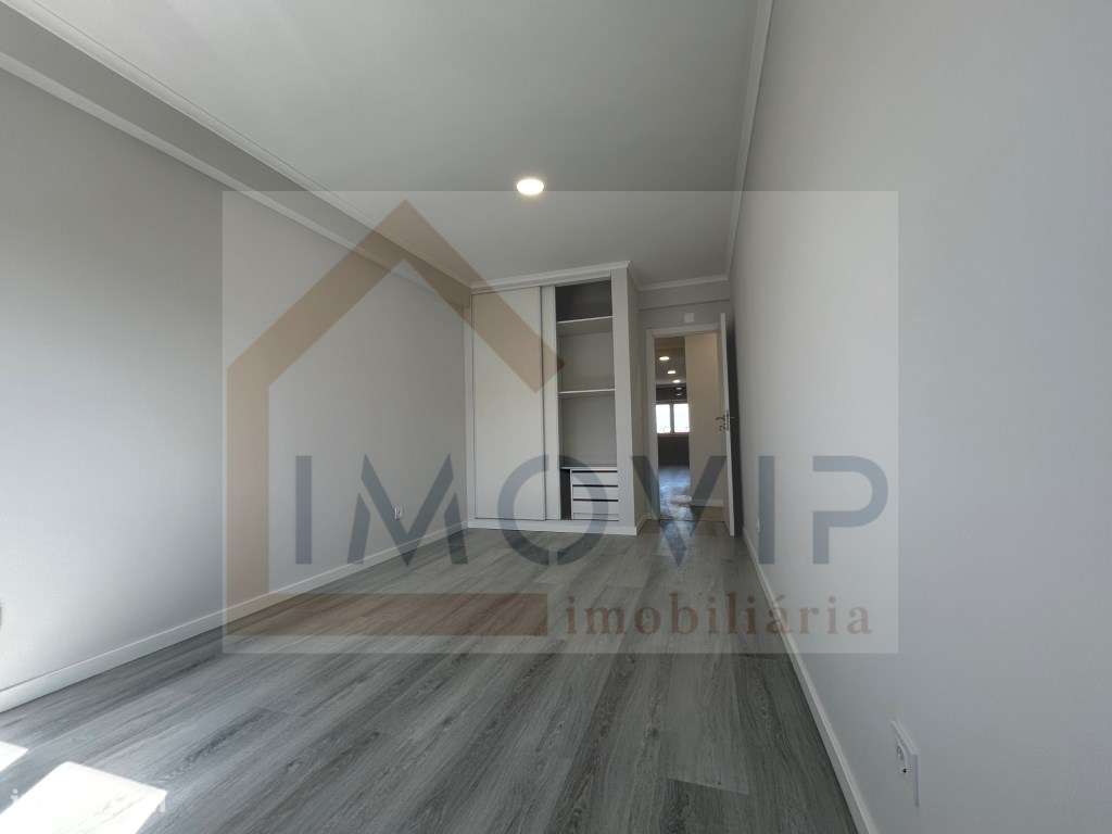 Apartamento T4 Totalmente Remodelado na Amora-10