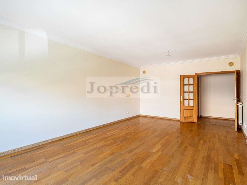 Apartamento T3 com 2 garagens em Box e 1 arrecadação-8