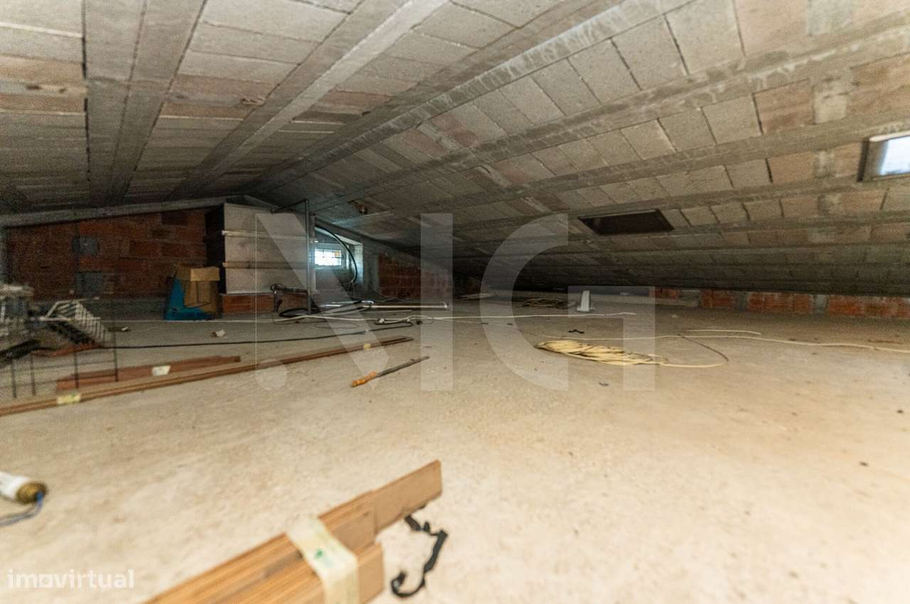 Moradia T4 com pátio, jardim e garagem em Covelas - Trofa-38