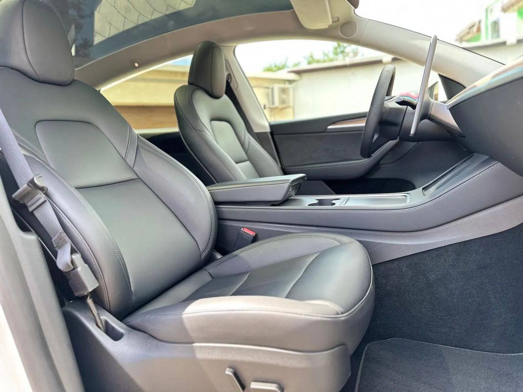 Tesla Model Y Long Range Dual Motor AWD - 28