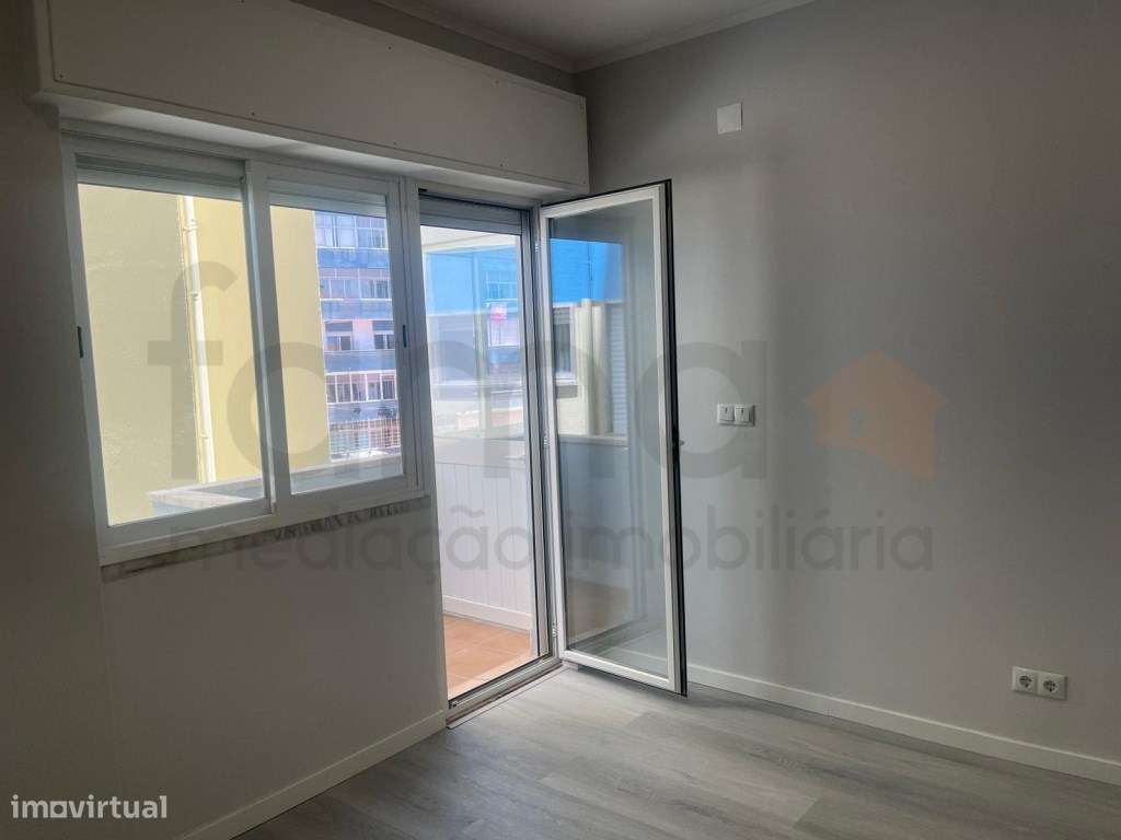 Apartamento T1 Remodelado com Varanda e Elevador-6