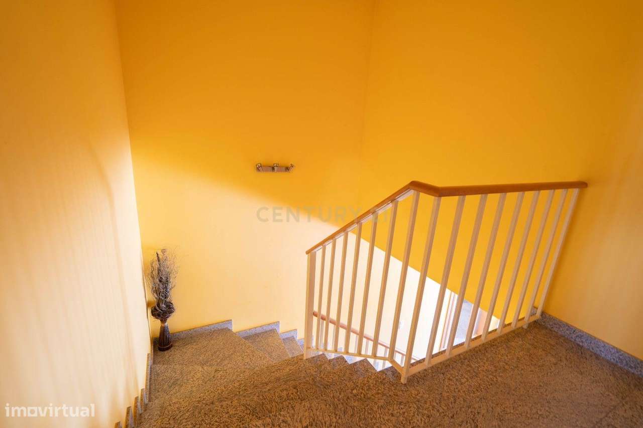 Moradia T3 - C/ espaço exterior e piscina-35