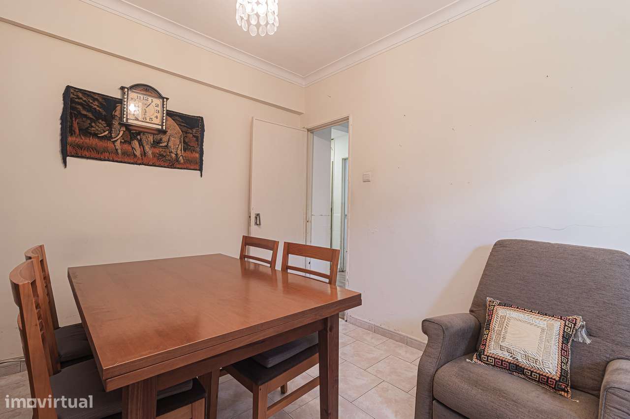 Apartamento T3 com Quintal na Amadora-6
