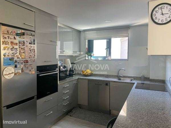 Moradia T4 de 4 frentes c/ Terreno e Armazém, em Vilar de Andorinho - Grande imagem: 4/25