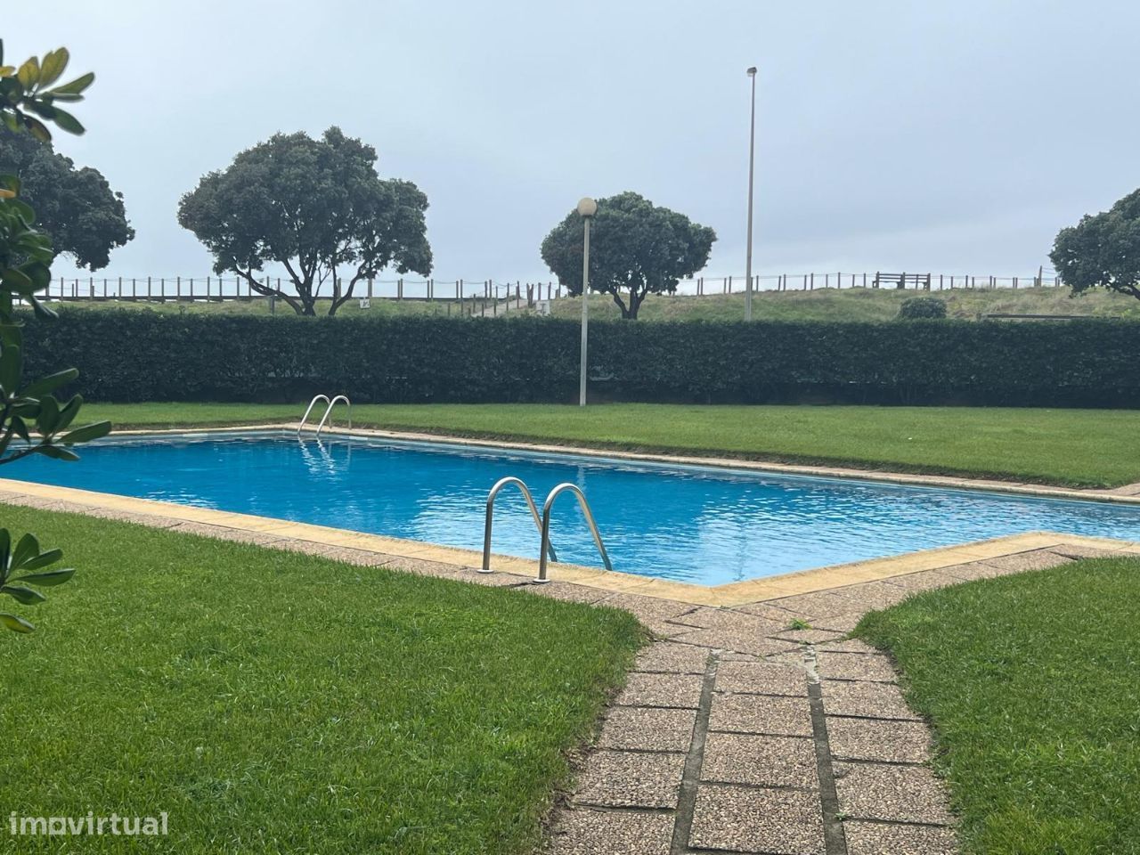 T1 renovado em frente a praia, condomínio com piscina