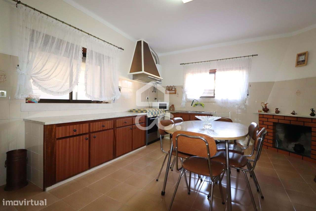 Fantástica moradia de 3 pisos com terreno e anexo no centro da vila de - Grande imagem: 4/24