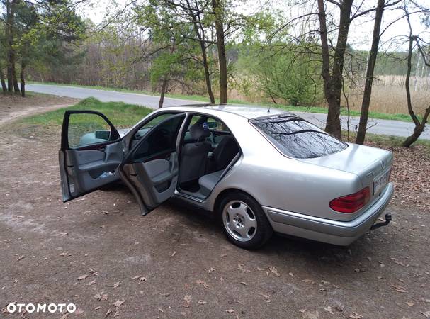 Mercedes-Benz Klasa E 300 D Classic - 24