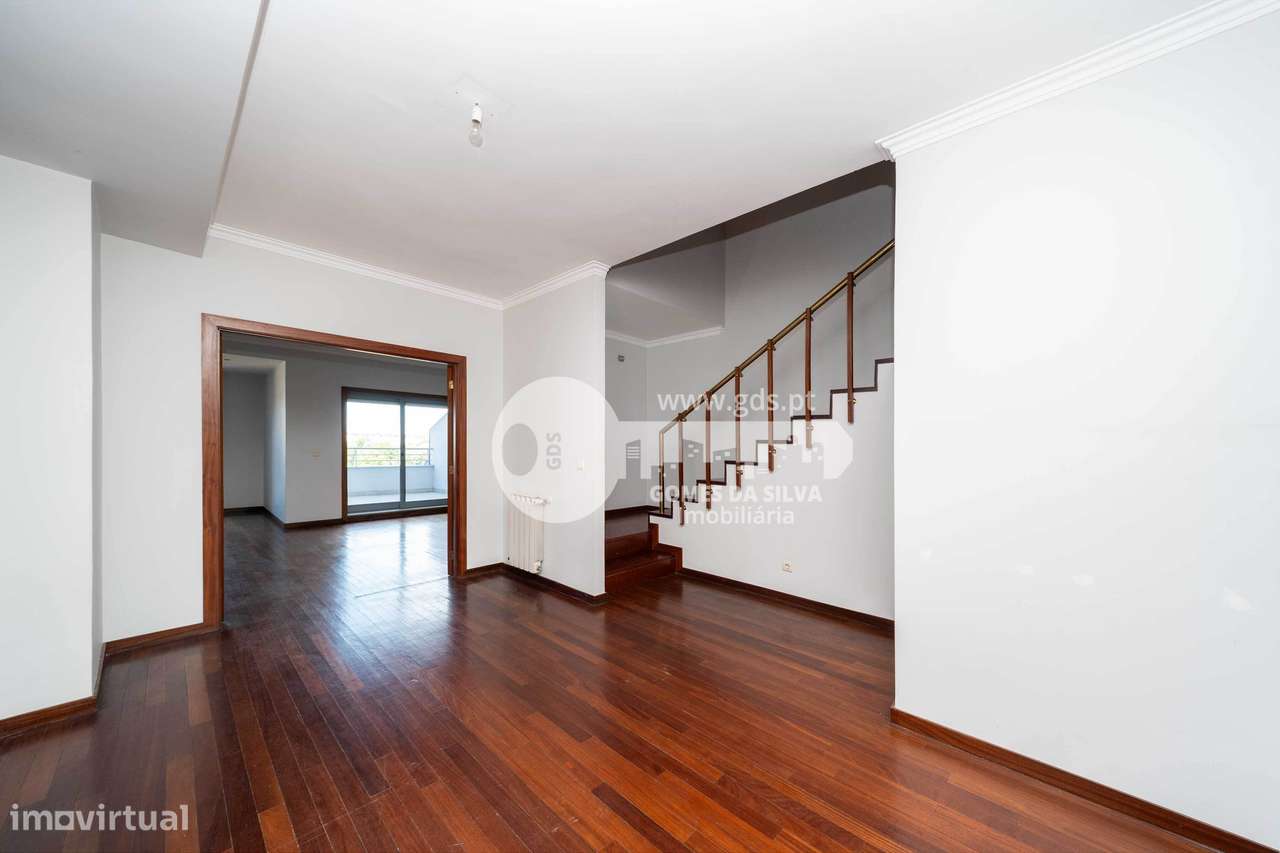 T5 Duplex na Rua Bernardo Sequeira, São Vítor-10