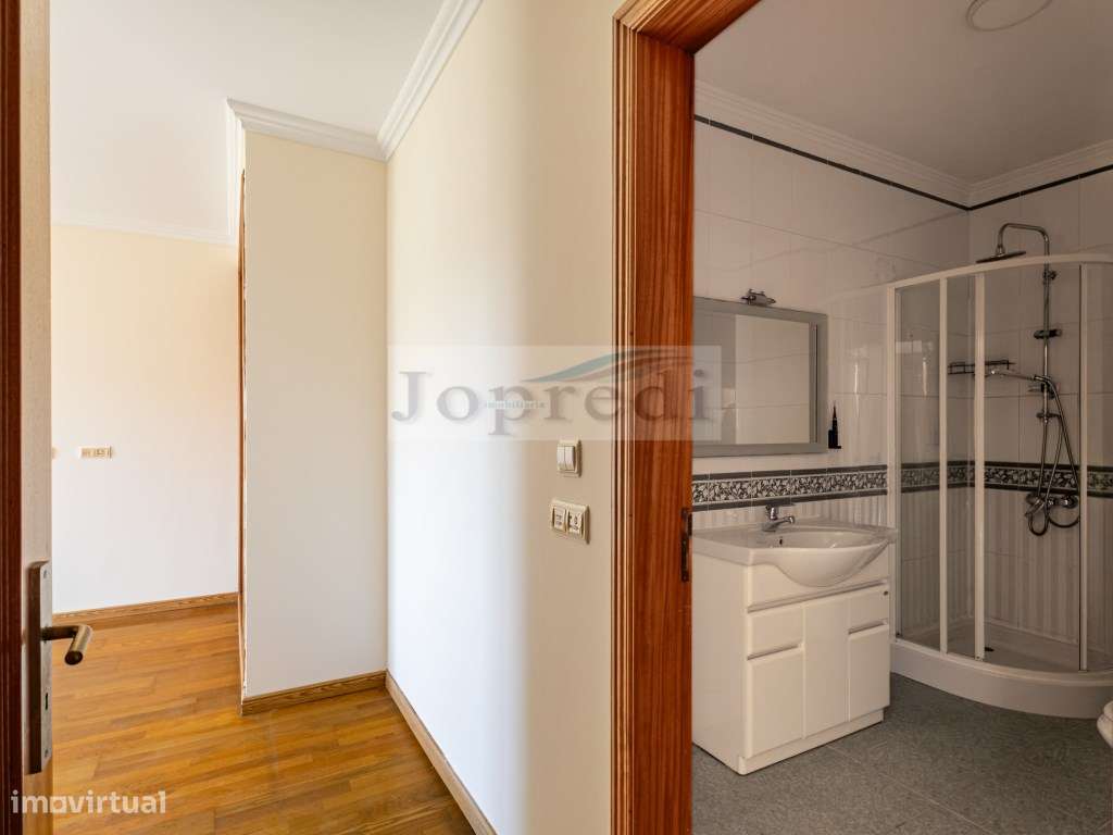 Apartamento T3 com 2 garagens em Box e 1 arrecadação-17