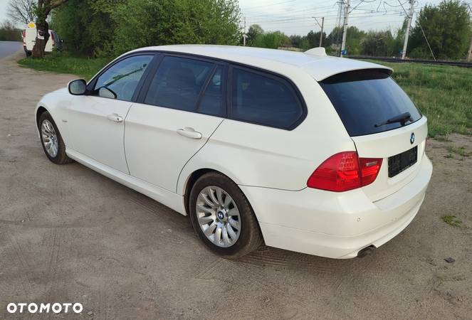 BMW Seria 3 318d DPF Touring - 12