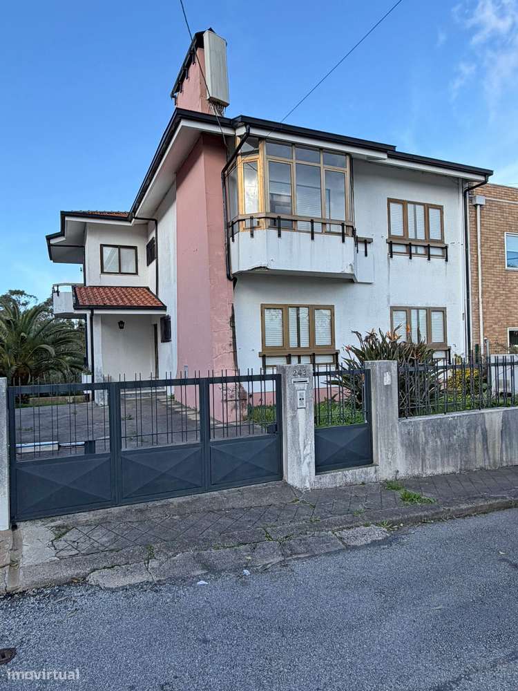 Moradia T4 de três frentes em Baguim do Monte - Exclusivo-8