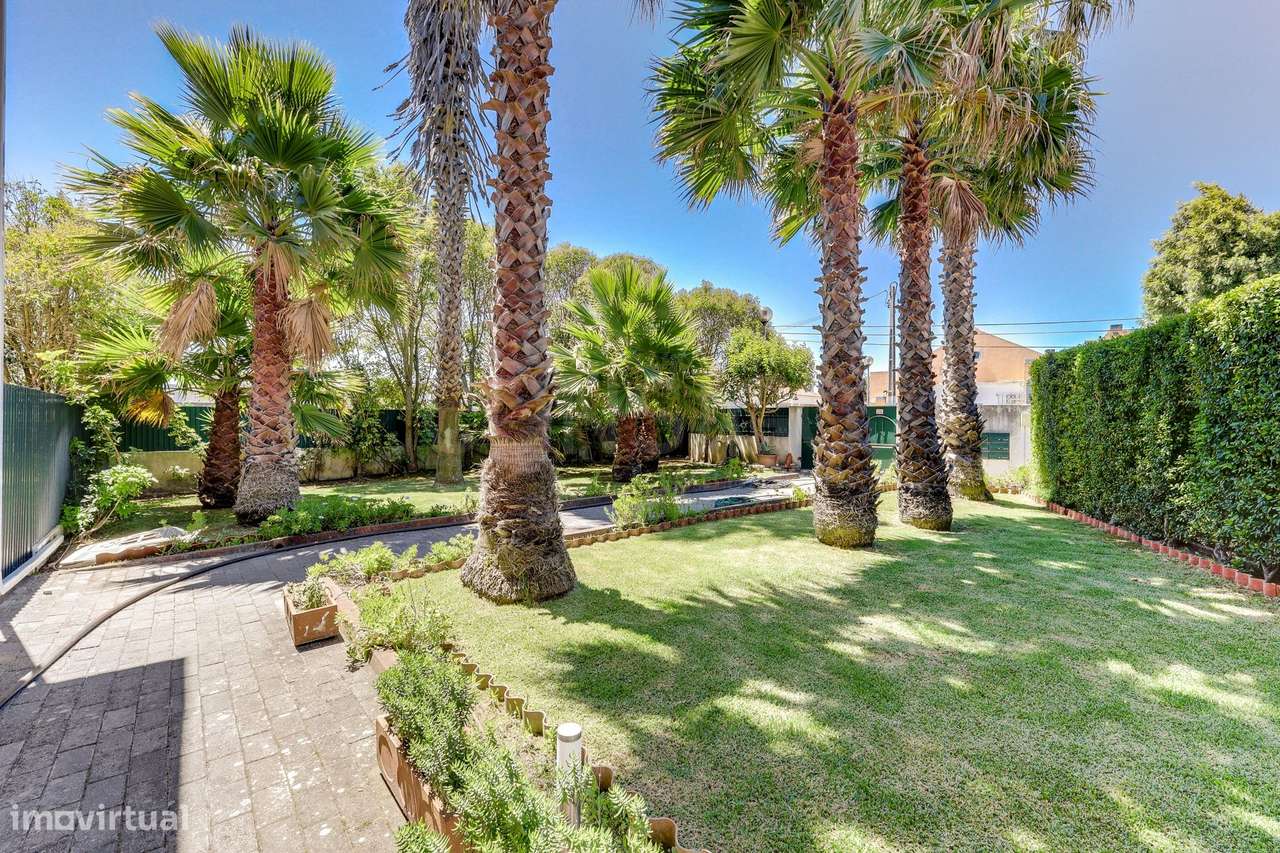 T3 com jardim privado, condomínio com piscina ,2 Estacionamentos + 1 a-35